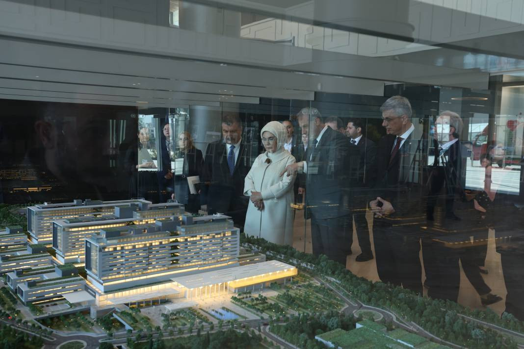 Emine Erdoğan İstanbul’da hemşire ve ebelerle bir araya geldi - Resim: 10